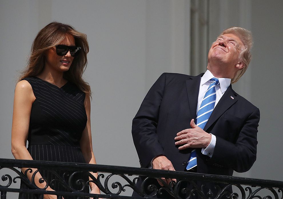 Доналд и Мелания Тръмп наблюдаваха слънчевото затъмнение от балкона Труман, от южната страна на Белия дом