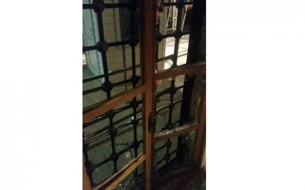  Вандал вилня в Софийската джамия, троши прозорци и унищожи книги 