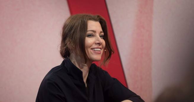 Турската писателка Елиф Шафак предупреди за заплахата от национализма по