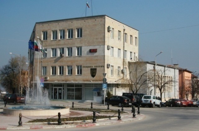 Освежават пътната маркировка в община Петрич