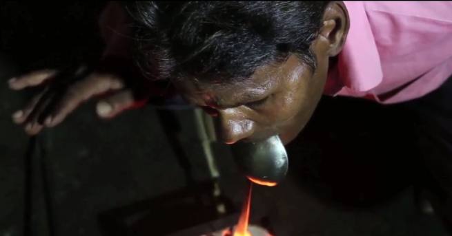 Запознайте се с Човекът електрическа круша Това е прякорът на