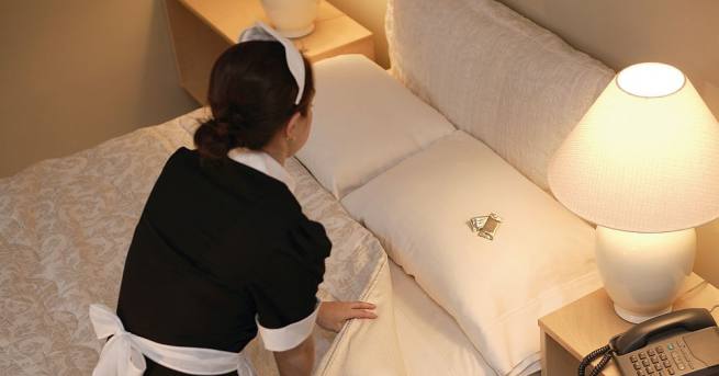 Опънати и под конец наместени легла безупречно чисти бани Само