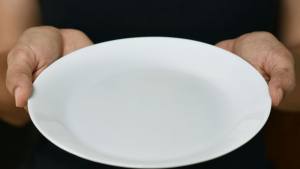 празна чиния