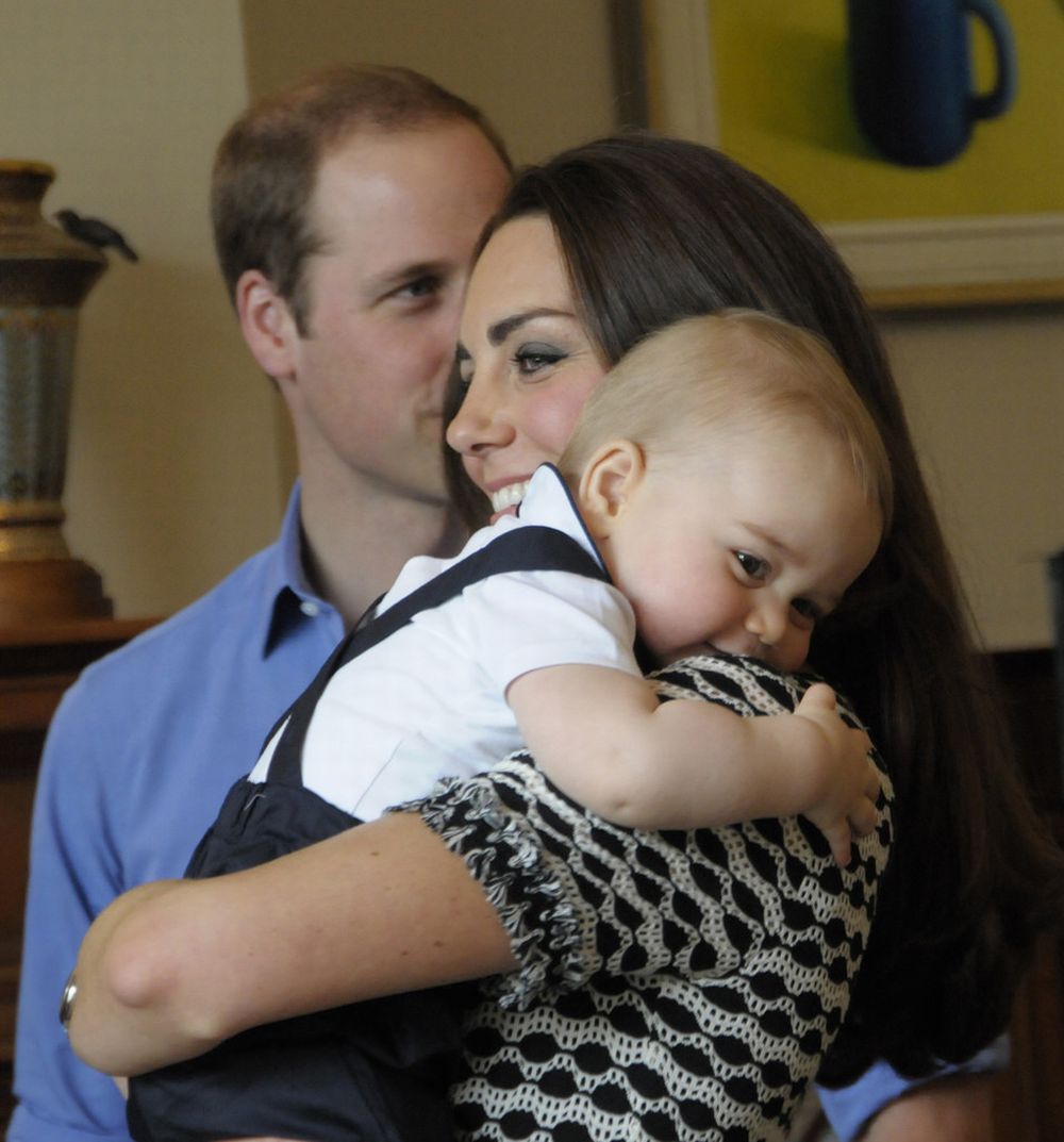 4-годишният принц Джордж предизвиква усмивки с поведението си, където и да се появи