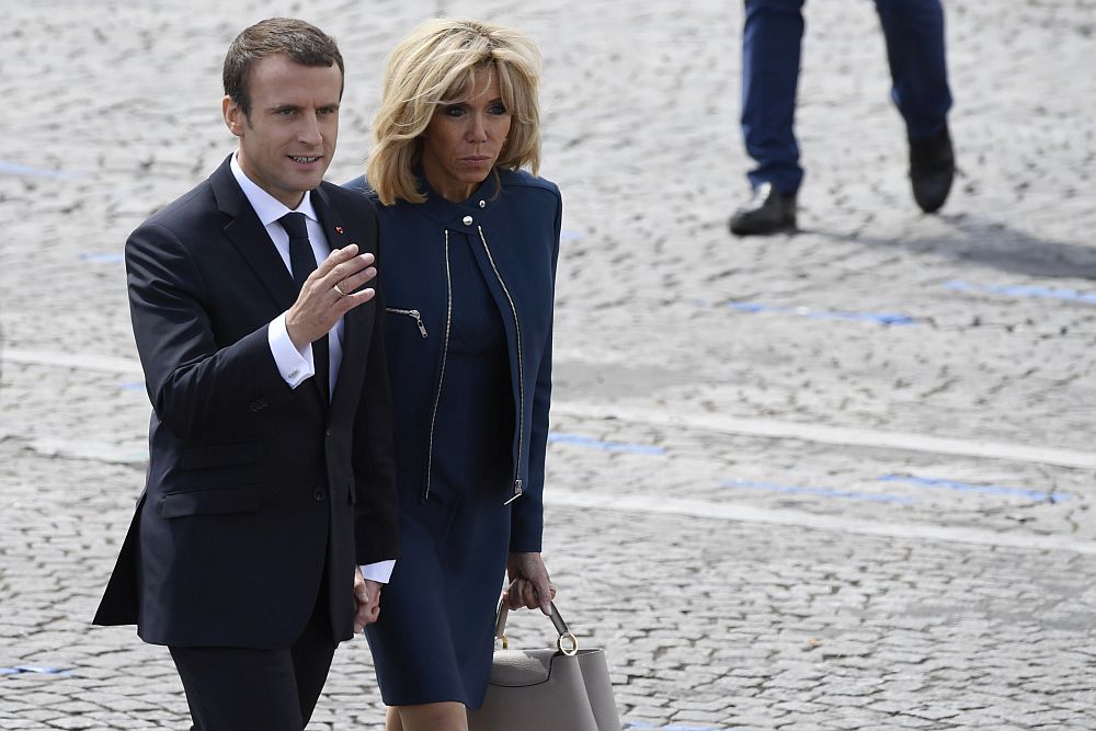 Съпругата на френския президент предпочита рокли с дължина над коляното