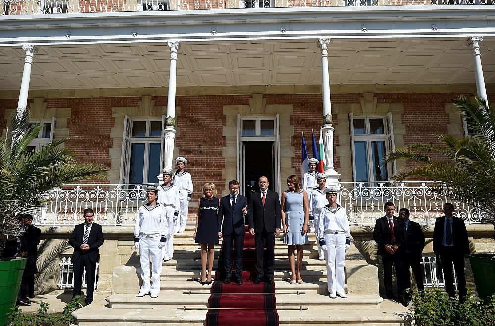 Съпругата на френския президент предпочита рокли с дължина над коляното