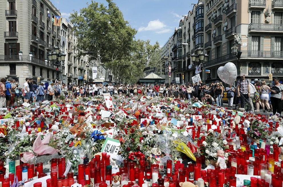 След атентата мястото на трагедията на булевард Ла Рамбла бе отрупано със свещи, играчки и цветя