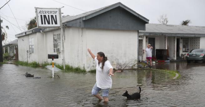 Ураганът Харви в САЩ отслабна до тропическа буря но наводненията