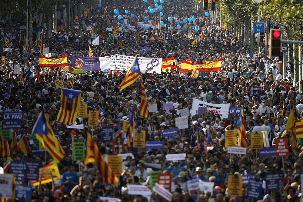 Голямото шествие за отхвърляне на тероризма се проведе в Барселона с участието на испанският крал Фелипе Шести, организирано като реакция на атентатите в Каталуния, при които загинаха 15 души, а най-малко 126 бяха ранени, предаде Франс прес.
 
Това е първото участие на испански монарх в демонстрация от възстановяването на монархията през 1975 година.