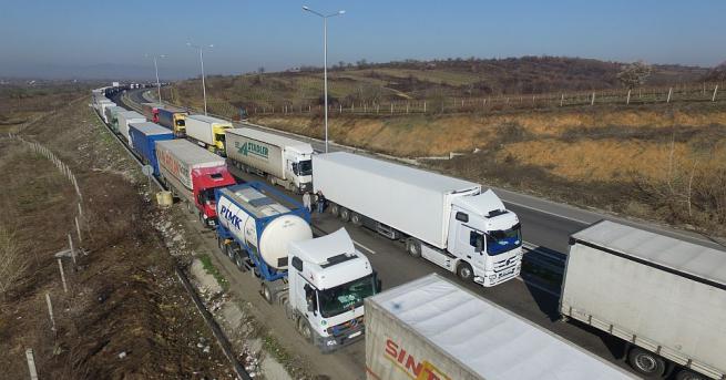 Напрежение на границата с Турция Стотици автомобили на турски граждани