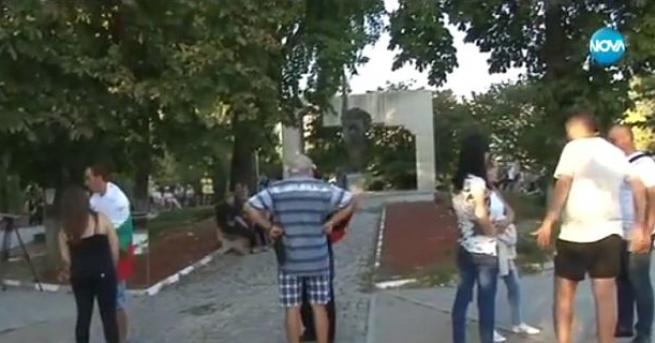 Десетки хора се събраха на протест пред паметника на Цар