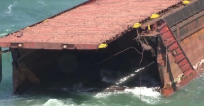 Товарен кораб се разцепи на две в Черно море край