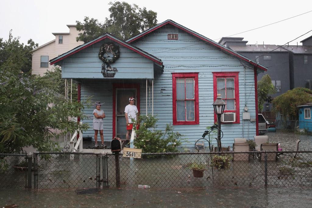 Тропическата буря Харви се очаква да донесе още дъжд на парализирания от наводнения Хюстън, четвъртия по население град в Съединените щати, предаде Ройтерс. Харви достигна сушата късно в петък и досега отне живота на поне двама души. Това е най-силният ураган, преминал през Тексас за повече от 50 години.

Службата на шерифа на окръг Харис е спасила с моторни лодки и джипове над 2000 души  в района на Хюстън. Още стотици бяха спасени от американската брегова охрана и хюстънската полиция.