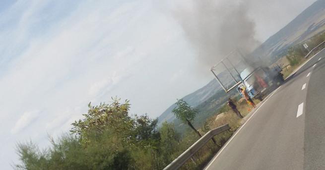 Товарен автомобил се запали на входа на магистрала Хемус край