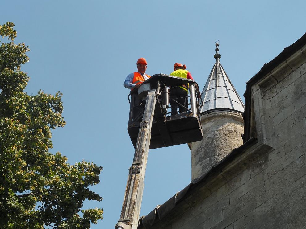 Губернатор на автовишка, за да види как чистят джамията от храсти и дървета