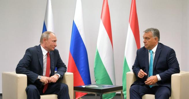 Руският президент Владимир Путин разговаря с унгарския премиер Виктор Орбан