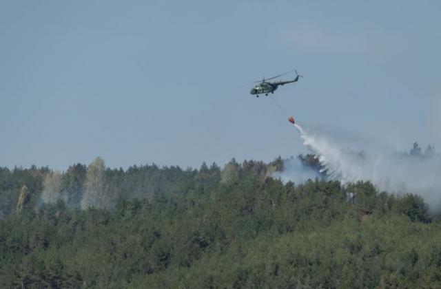 Продължава битката с пожара