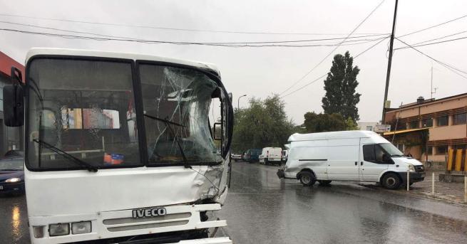 Автобус от градския транспорт и лекотоварен автомобил Форд Транзит катастрофираха