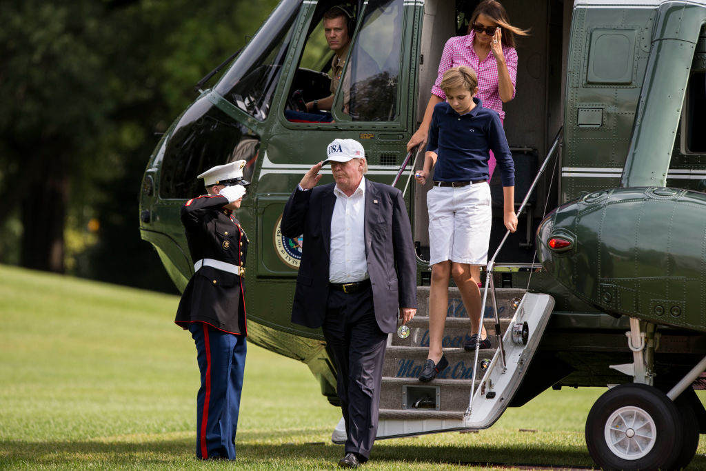На връщане от уикенд в президентската резиденция Кемп Дейвид красивата Мелания бе уловена в необичаен лежерен тоалет. Тръмп се появи изцяло в розово – джинси, спортна риза и обувки, но не с висок ток, а равни пантофки