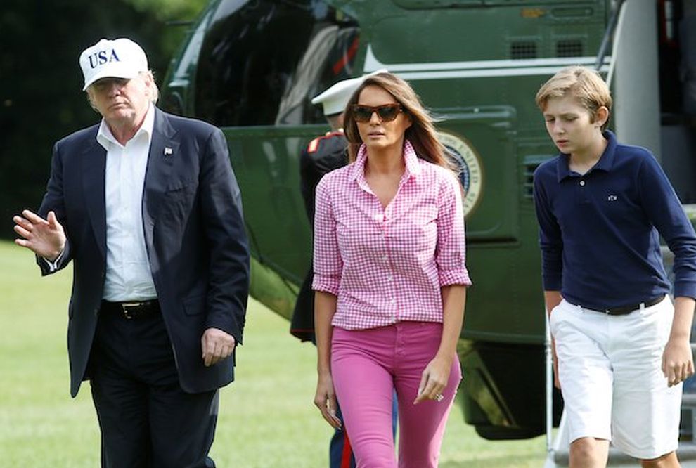 На връщане от уикенд в президентската резиденция Кемп Дейвид красивата Мелания бе уловена в необичаен лежерен тоалет. Тръмп се появи изцяло в розово – джинси, спортна риза и обувки, но не с висок ток, а равни пантофки