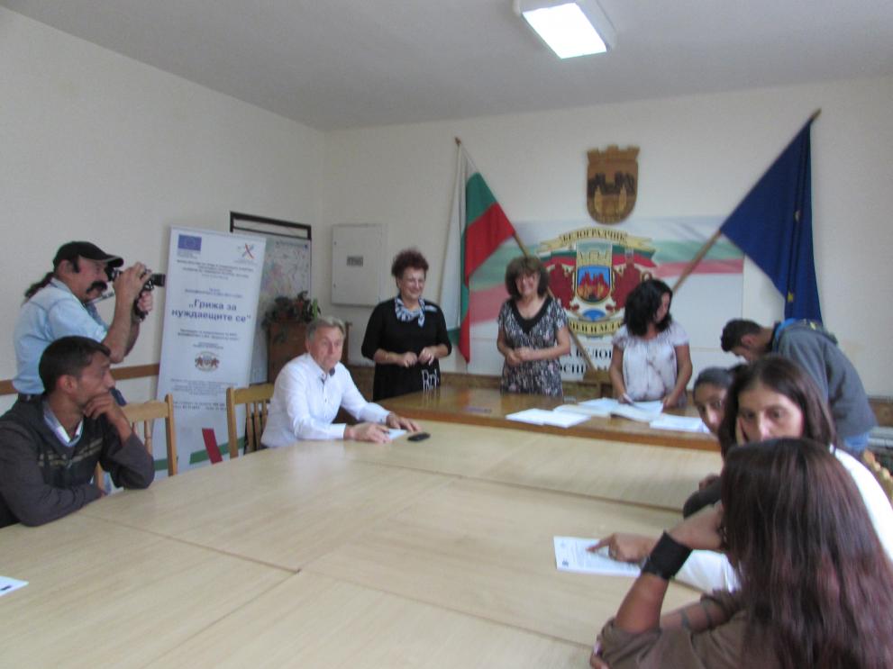 Връчването на договорите.