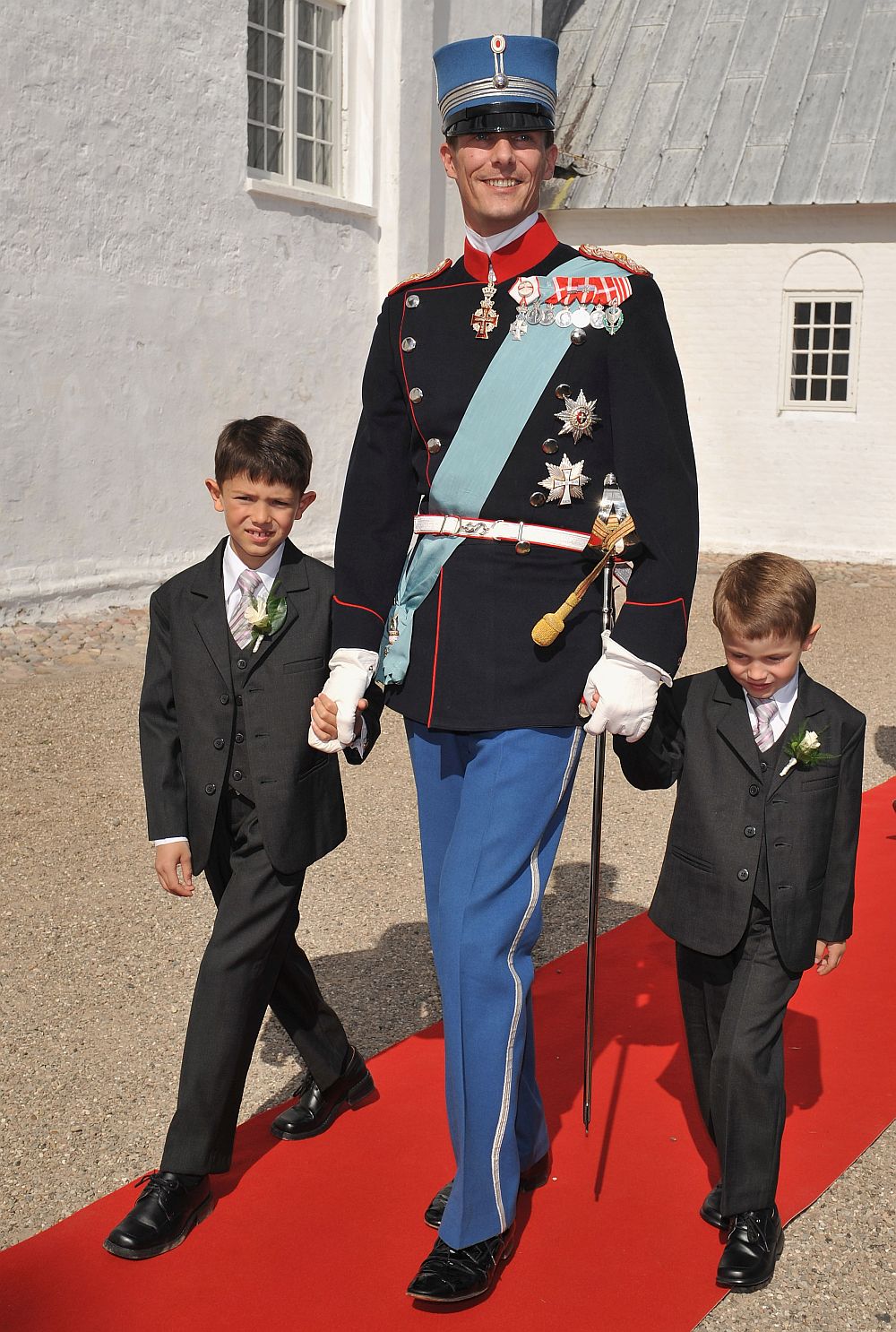 Датският принц Николай - големият син на принц Йоаким, навърши 18 години и е готов да измести британския принц Хари като най-желания ерген в Европа, съобщи в. "Дейли мейл".