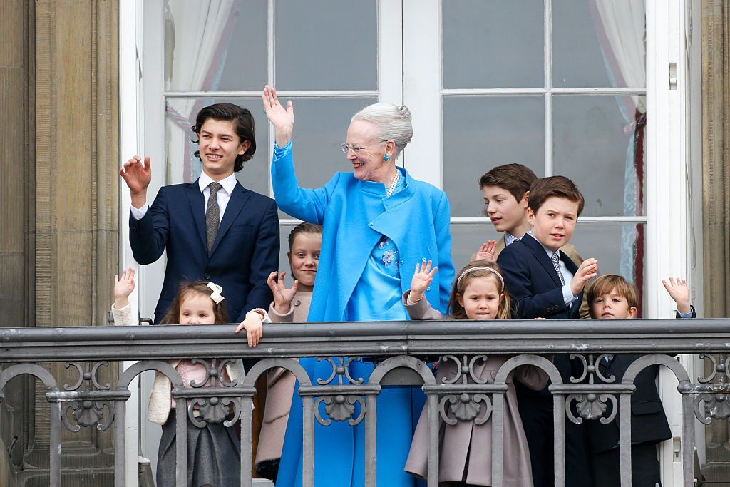 Датският принц Николай - големият син на принц Йоаким, навърши 18 години и е готов да измести британския принц Хари като най-желания ерген в Европа, съобщи в. "Дейли мейл".