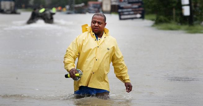Десетки жители на град Хюстън бягат от наводненията, предизвикани от