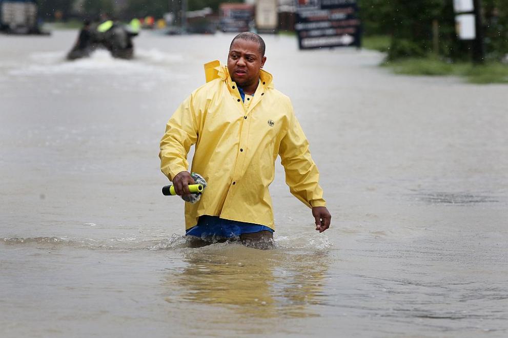 Десетки жители на град Хюстън бягат от наводненията, предизвикани от тропическата буря Харви, и градските власти се готвят да отворят допълнителни убежища