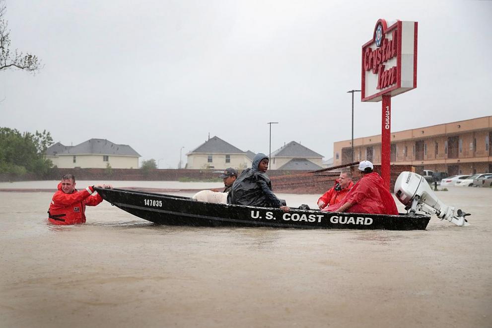  Десетки поданици на град Хюстън бягат от наводненията, провокирани от тропическата стихия Харви, и градските управляващи се готвят да отворят спомагателни убежища 
