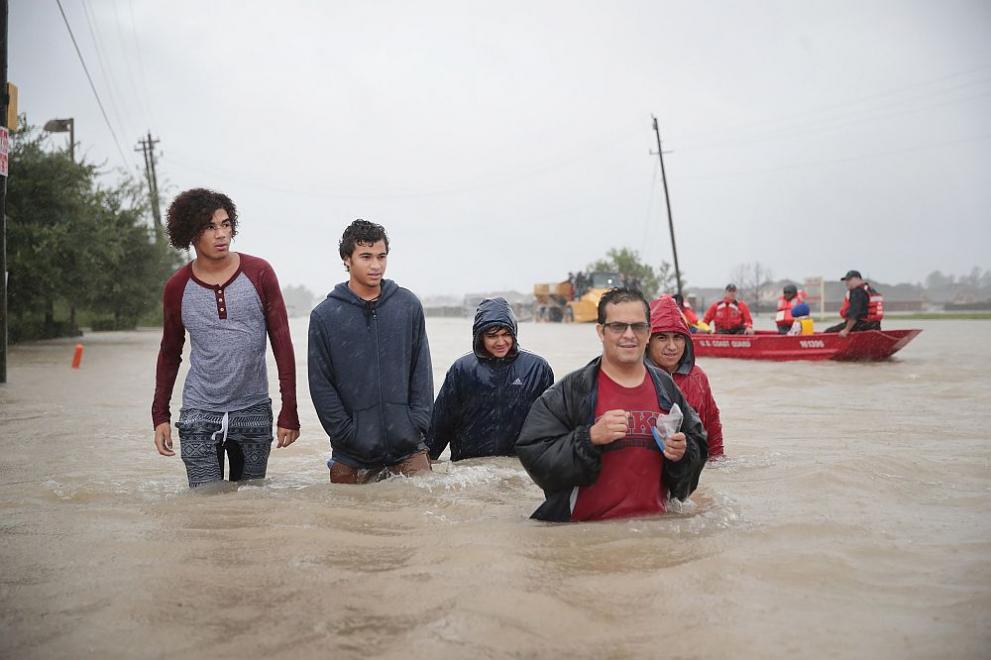  Десетки поданици на град Хюстън бягат от наводненията, провокирани от тропическата стихия Харви, и градските управляващи се готвят да отворят спомагателни убежища 
