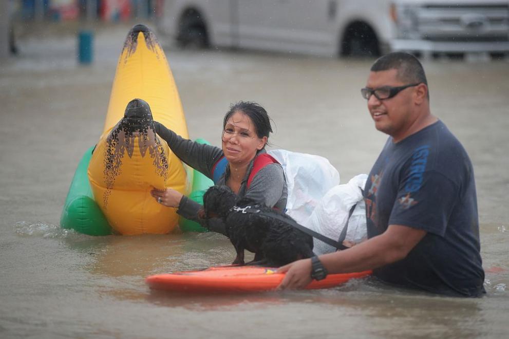  Бурята Харви удари крайбрежието на Тексас като вихър от четвърта степен и по-късно отслабна до стихия, която провокира наводнения в Хюстън 