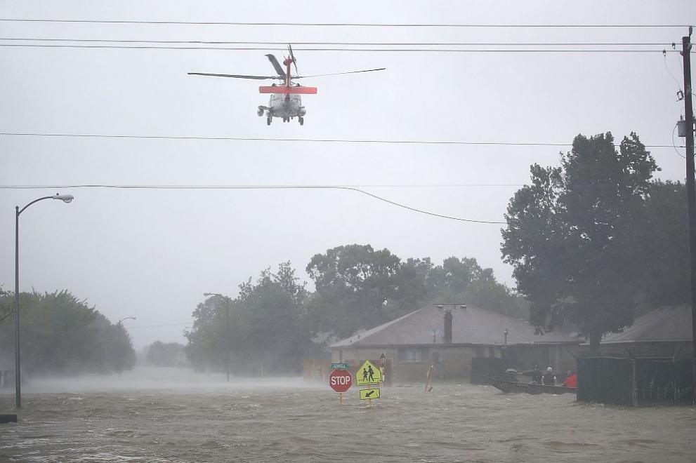 Бурята Харви удари крайбрежието на Тексас като ураган от четвърта степен и след това отслабна до буря, която предизвика наводнения в Хюстън
