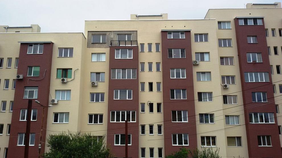 Блок "Кръгояр" в Луковит, който е прясно саниран с изключение на един апартамент