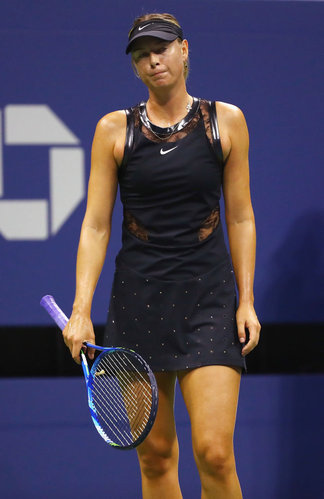 Мария Шарапова привлече погледите с екипа, с който играе на US Open. Дизайнерската рокля е дело на Рикардо Тиши. Екипът, който е изцяло в черно, е с красива дантела в горната част и с инкрустирани кристали Swarovski по полата.