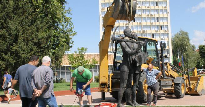Паметник на първостроителите монтираха в Димитровград Паметник на първостроителите бе