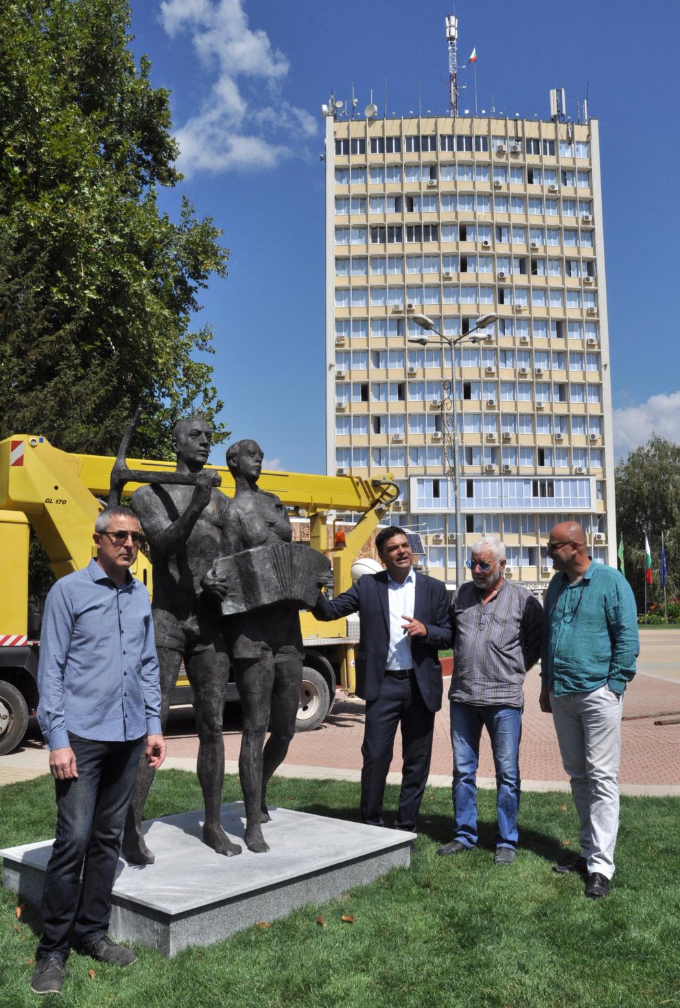  Паметник на първостроителите в Димитровград 