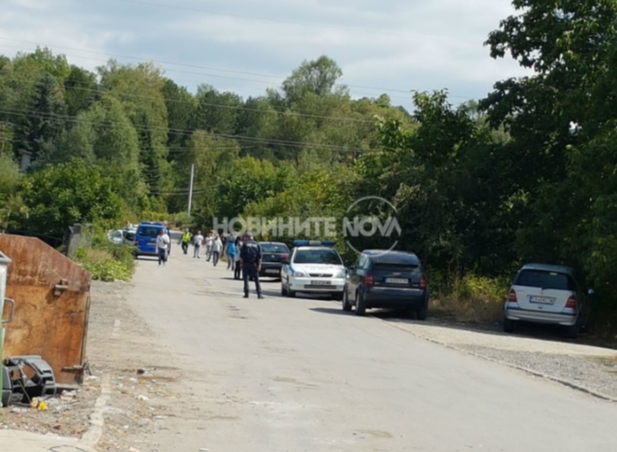 Синът на известен бизнесмен е бил похитен до дома си в село Герман. 25-годишният Адриан Златков е в неизвестност, а часове след първоначалната информация МВР потвърди, че работи и по версията отвличане. Баща му Тони Златков е собственик на една от най-големите автокъщи "Софавто". Близо до дома му бащата е видял колата на сина си изоставена.