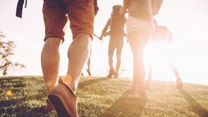 Хора вървят разходка