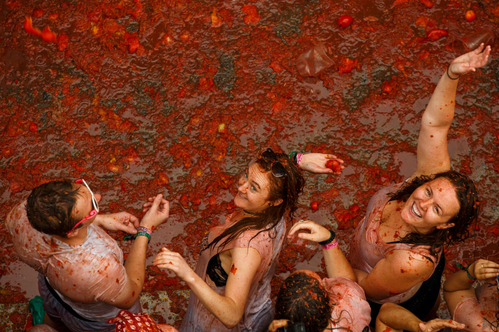 Хиляди хора се замерваха със зрели домати на традиционния фестивал 