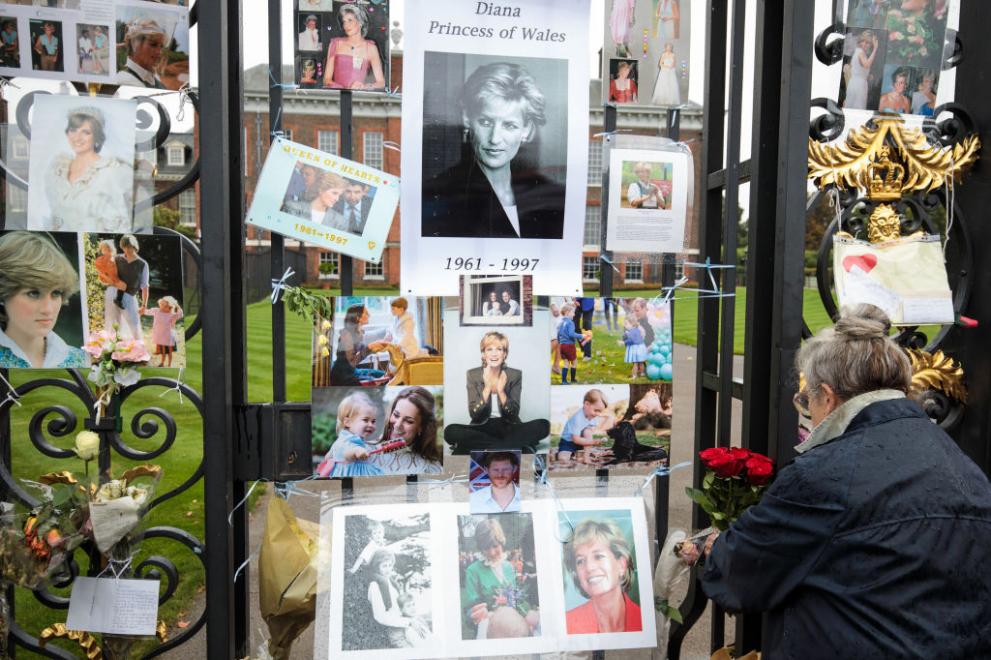  Принцовете Уилям и Хари уважиха паметта на майка си принцеса Даяна ден преди 20-годишнината от гибелта й в автомобилна злополука в Париж. Двамата, съпроводени от херцогинята на Кеймбридж Кейт Мидълтън, посетиха една от градините на двореца Кенсингтън, трансформирана в памет на майка им., В нея са посадени обичаните цветя на Лейди Даяна - бели британски рози и незабравки., Прекрасната Кейт бе избрала собствен метод да изрази почитта си към Даяна. Тя бе облякла копринена зелена рокля, с висока талия, покрита с червени макове. Тоалетът й подсещаше на тези, които носеше Даяна като избраница на принц Чарлз и през първите години на брака й. 