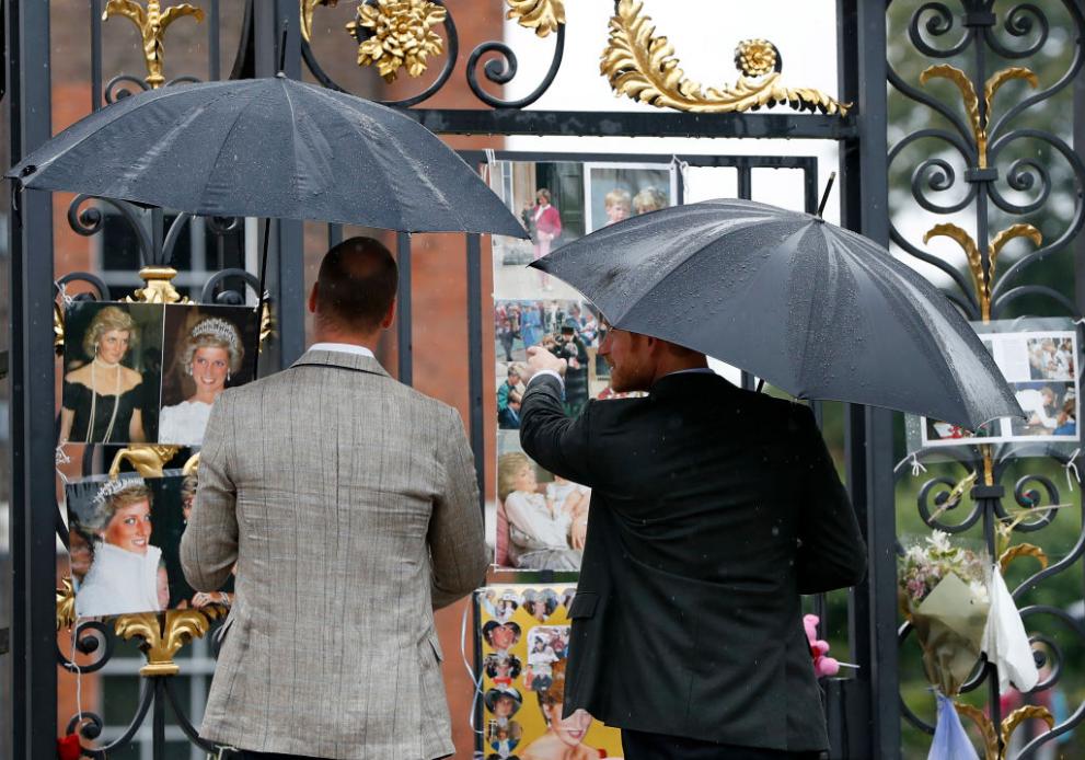  Принцовете Уилям и Хари уважиха паметта на майка си принцеса Даяна ден преди 20-годишнината от гибелта й в автомобилна злополука в Париж. Двамата, съпроводени от херцогинята на Кеймбридж Кейт Мидълтън, посетиха една от градините на двореца Кенсингтън, трансформирана в памет на майка им., В нея са посадени обичаните цветя на Лейди Даяна - бели британски рози и незабравки., Прекрасната Кейт бе избрала собствен метод да изрази почитта си към Даяна. Тя бе облякла копринена зелена рокля, с висока талия, покрита с червени макове. Тоалетът й подсещаше на тези, които носеше Даяна като избраница на принц Чарлз и през първите години на брака й. 