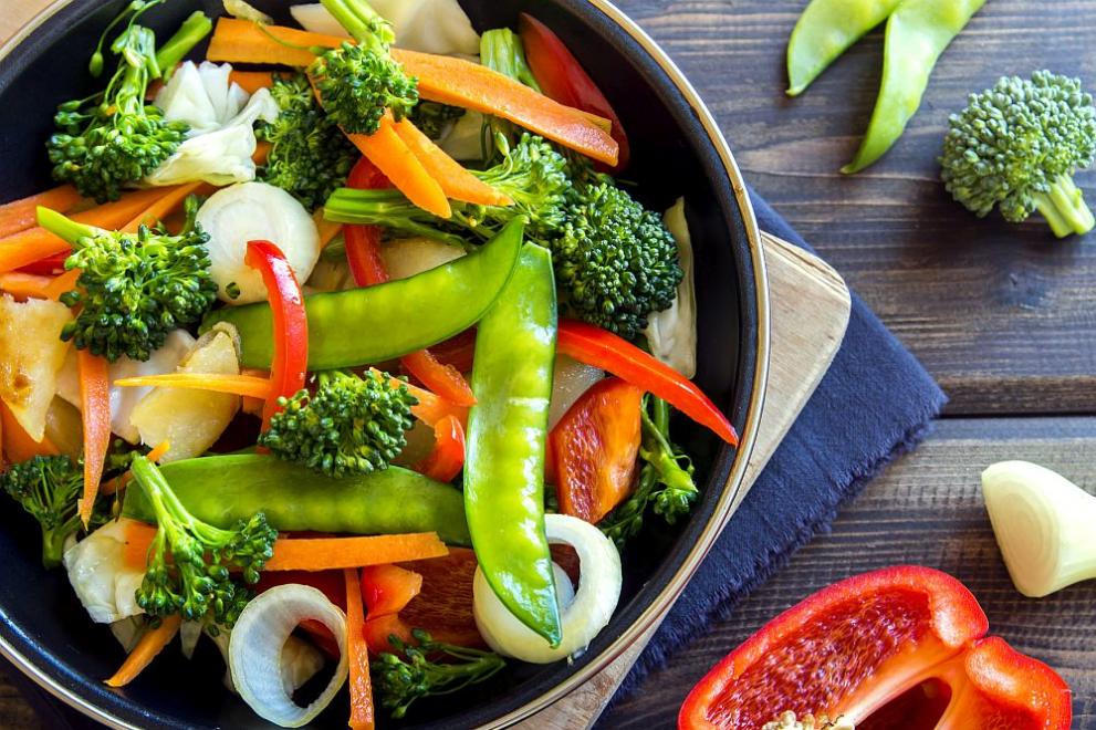 Придържането към режим с много плодове, зеленчуци, ядки, пълнозърнести храни, зехтин и риба може да намали загубата на костна маса