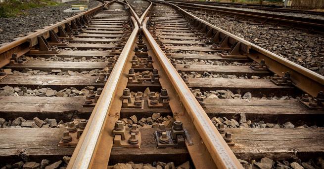 Пътнически влак се блъсна в товарен влак на жп гара