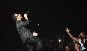 U2 свирят в Ню Джърси през 2011.