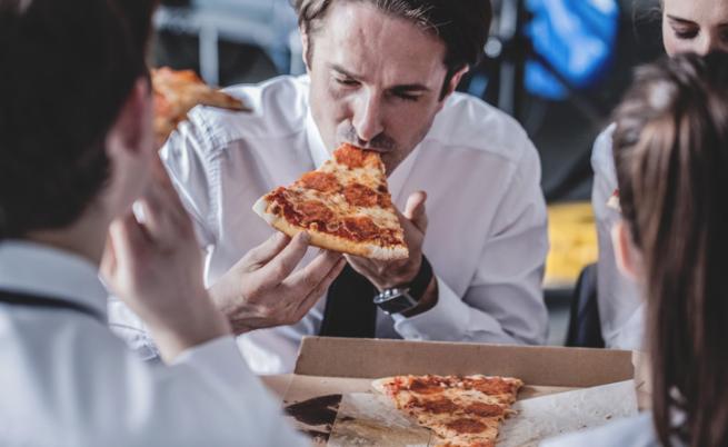  Пицата е желан обяд от стотици чиновници 