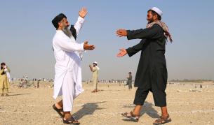 Мюсюлмани в Афганистан се поздравяват след традиционния намаз за Ейд Ал-Адха (Курбан Байрам)