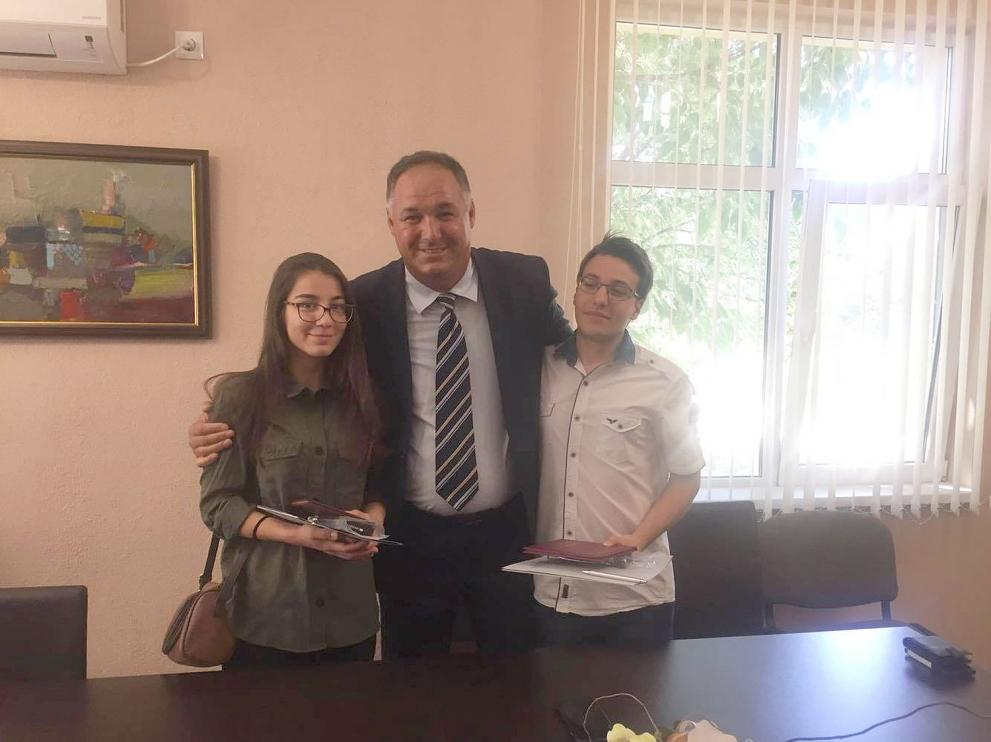 Двама отличници получиха Национални дипломи и по две награди от по 100 лева