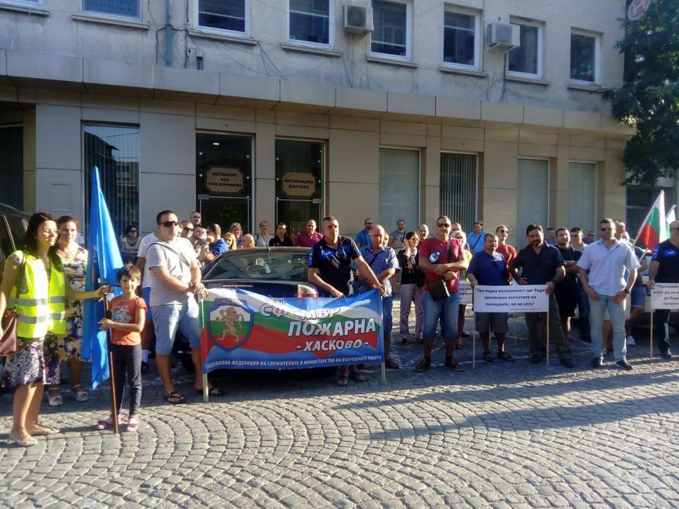 Десетки полицаи излязоха на протест в Пловдив