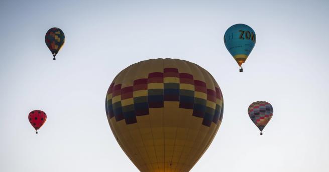 Дузина балони с горещ въздух се издигнаха в небето над